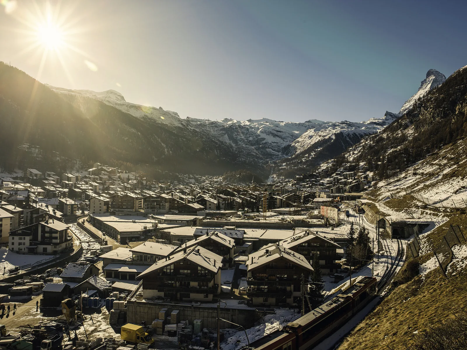 Zermatt v údolí, nad ním Matterhorn